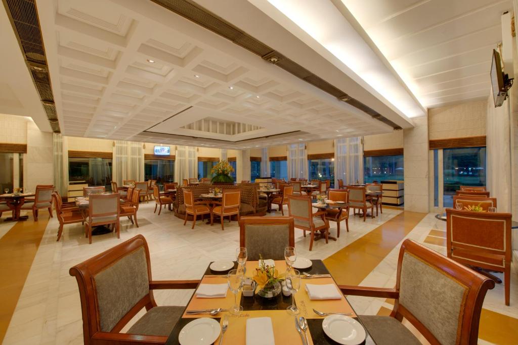 Jaypee Palace Hotel Hall