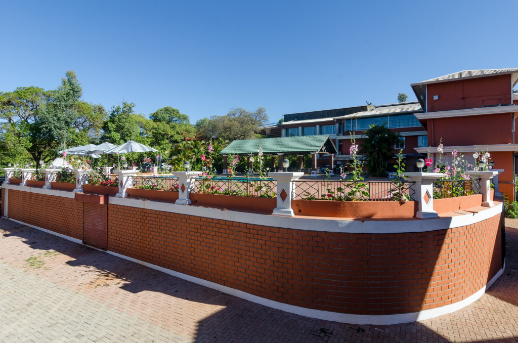 Dreamland Hotel, Mahabaleshwar Outside View