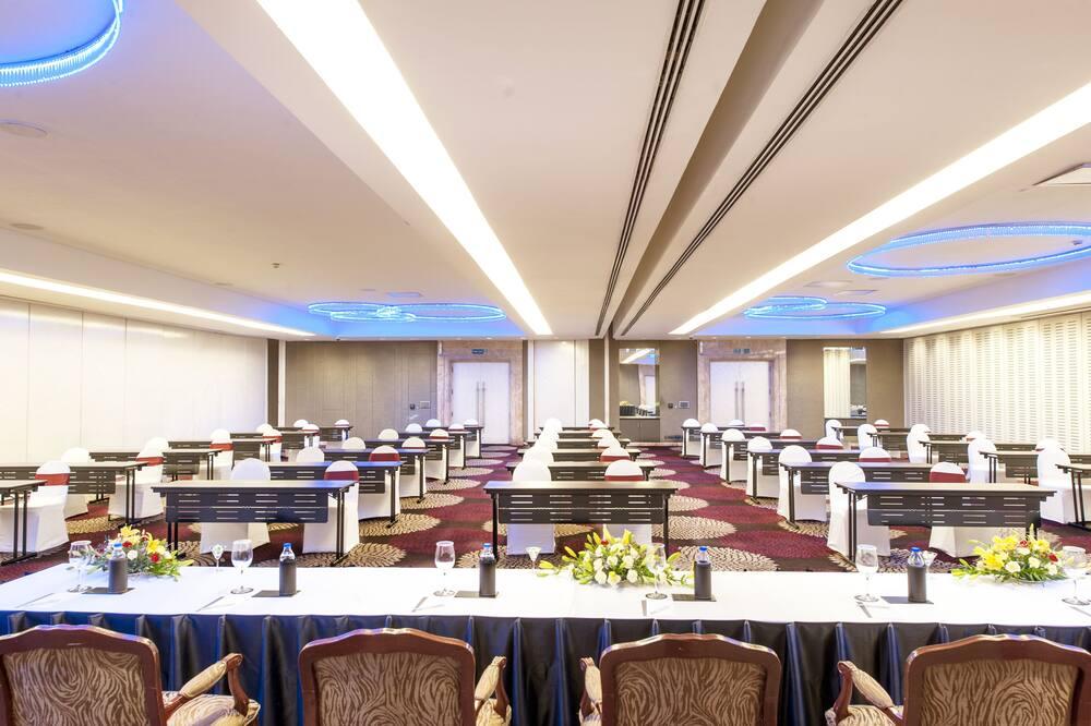 Le Royal Meridien, Chennai Dining View
